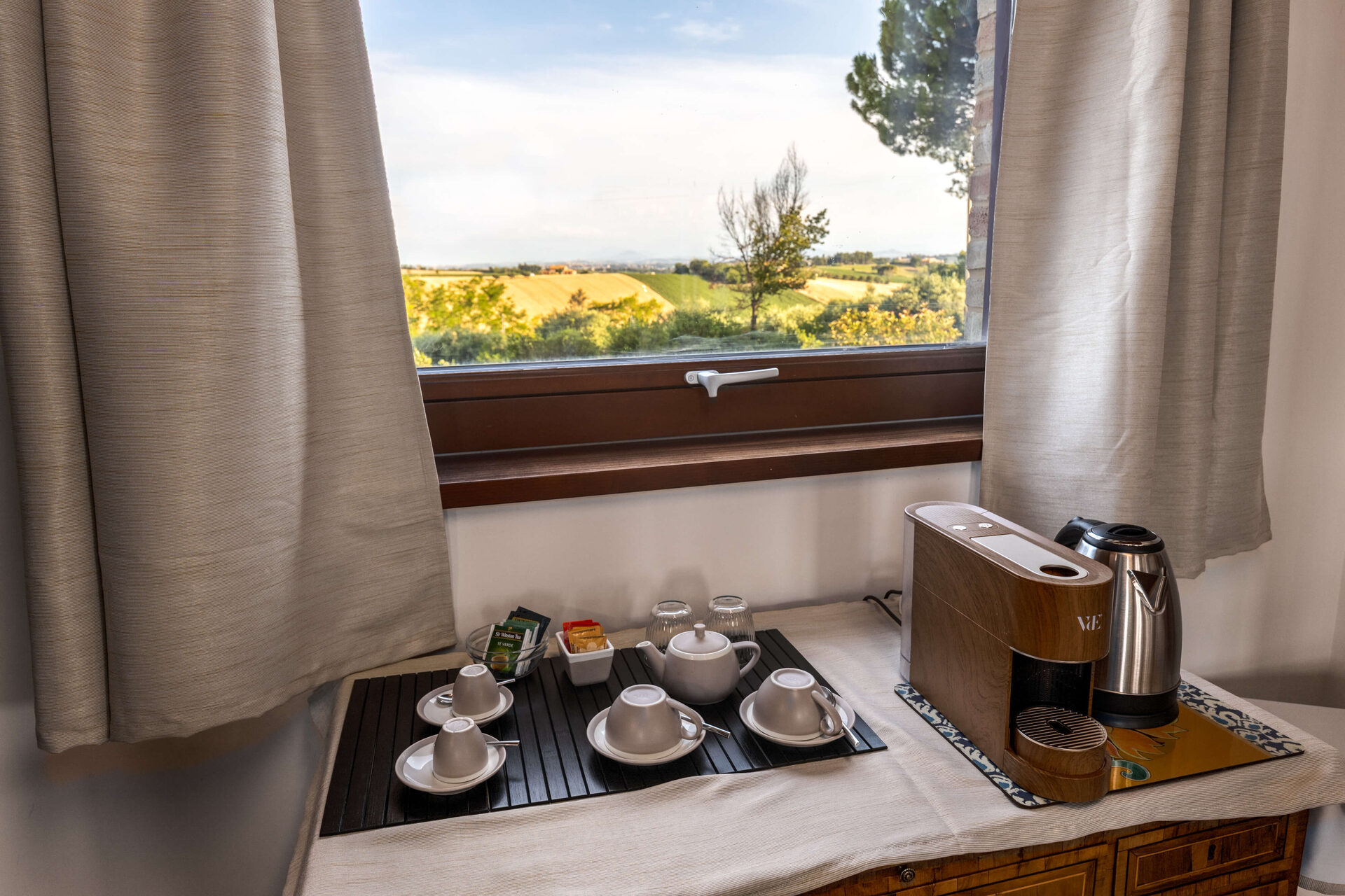 Camere - angolo_te_caffe_finestra_campagna-CplHTqdh