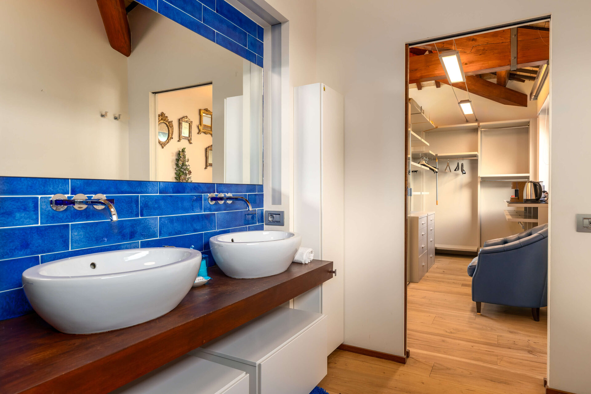 Camere - bagno_blu_lavabi_cabina_armadio-POHyYRIw