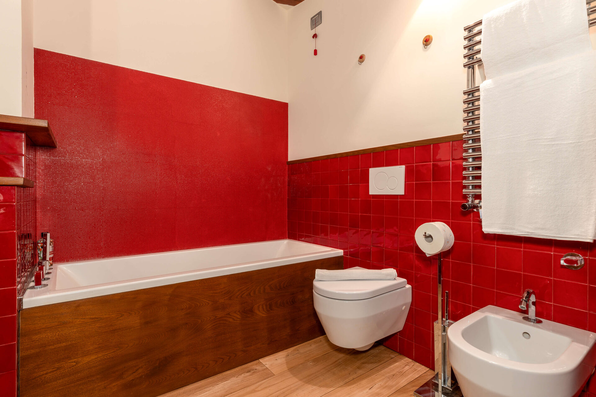 Camere - bagno_rosso_vasca_bidet_wc-DTDzM_N_