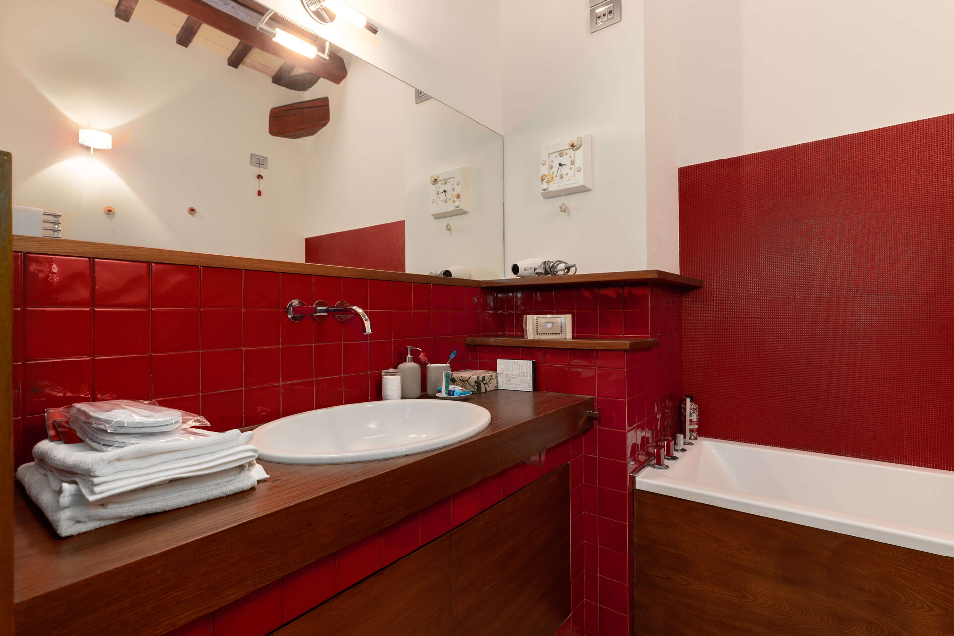 Camere - bagno_rosso_vasca_lavandino-B4ji7VuB
