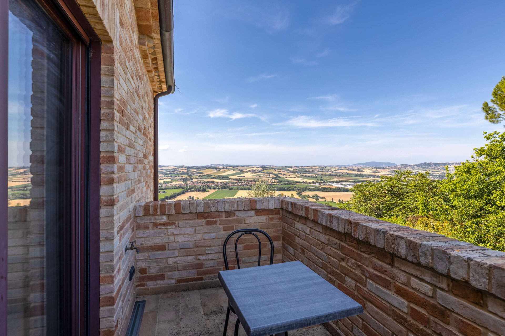 Piscina & Esterni - balcone_vista_campagna_tavolino-CNJrl7d0