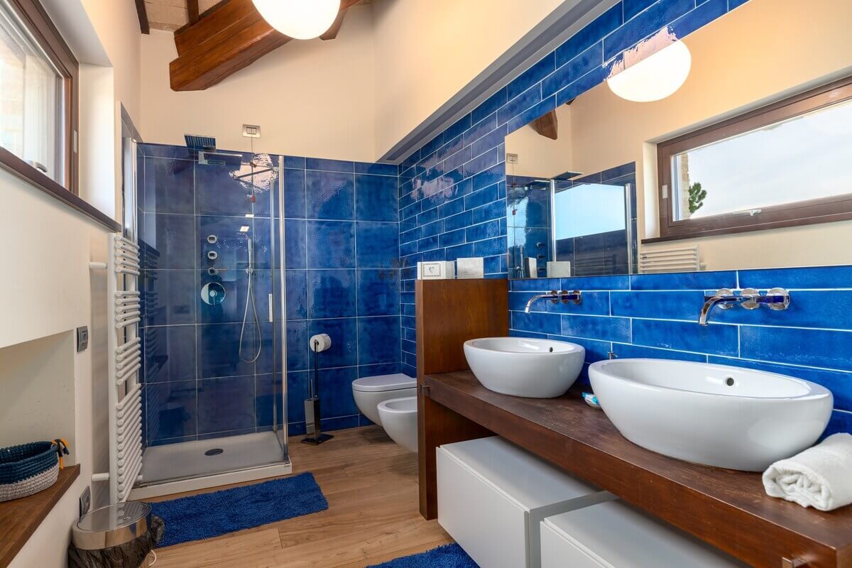 Bagno con doccia blu