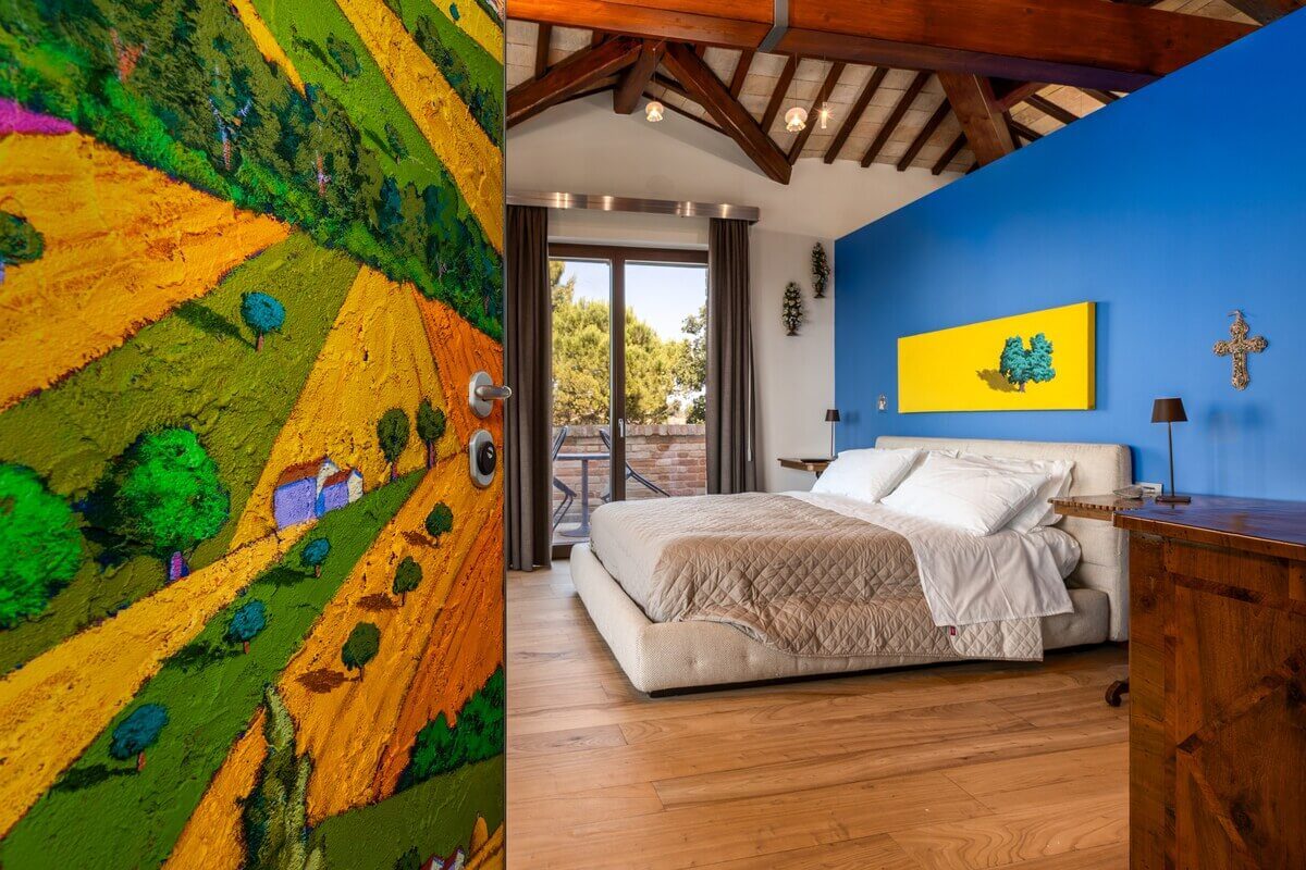 Letto blu con porta dipinta