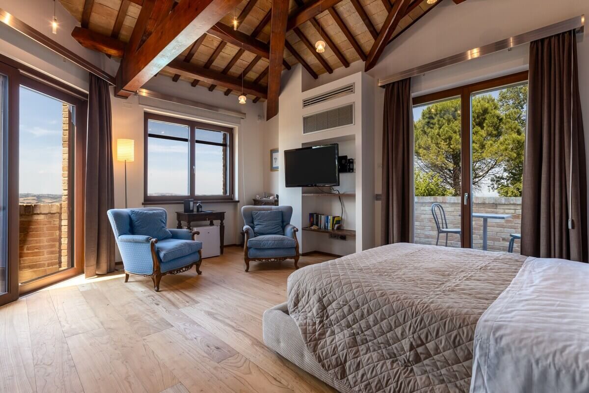 Poltrone blu con vista