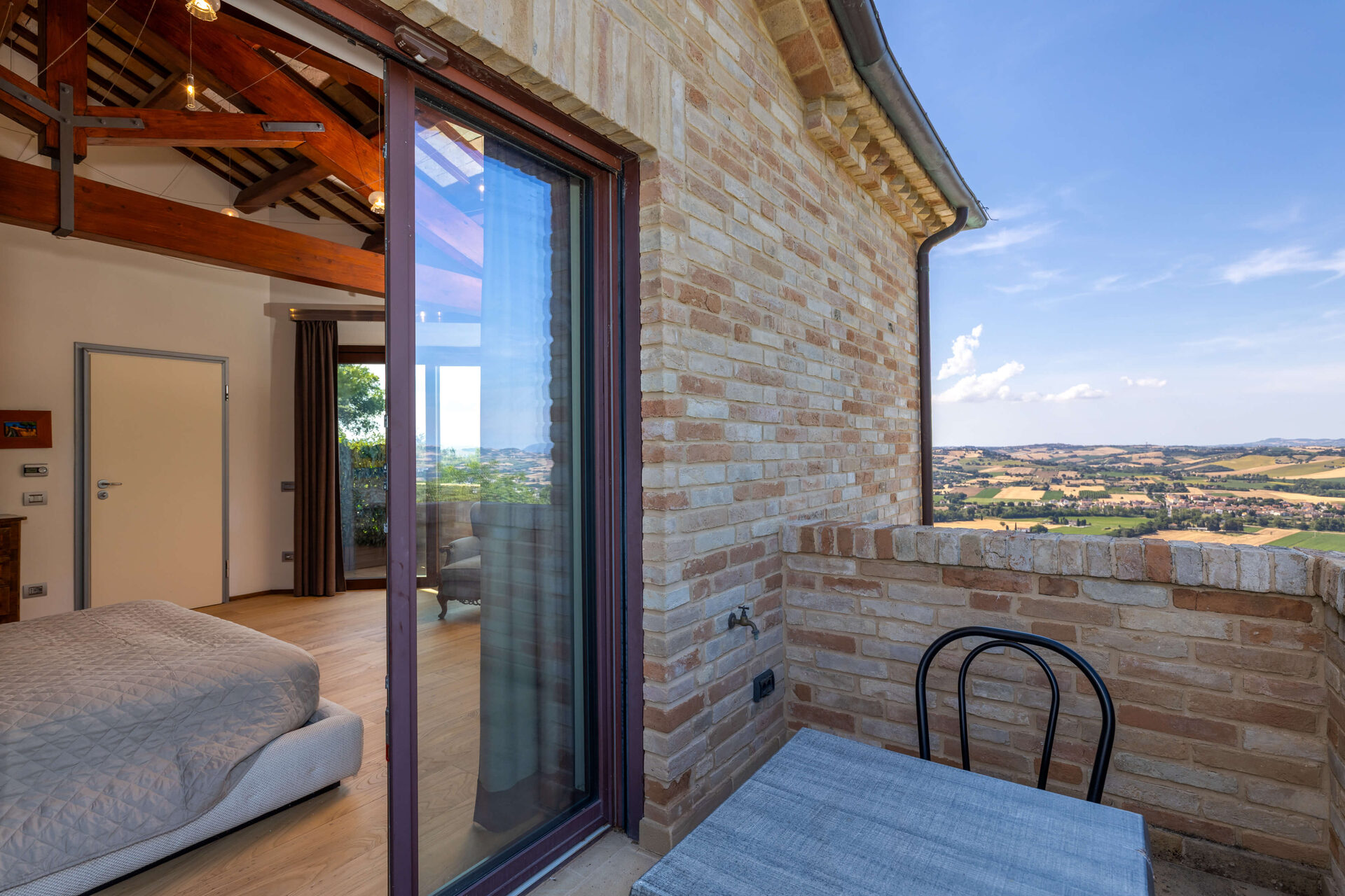 Camere - camera_balcone_vista_campagna_dettaglio-BZk5wkM0