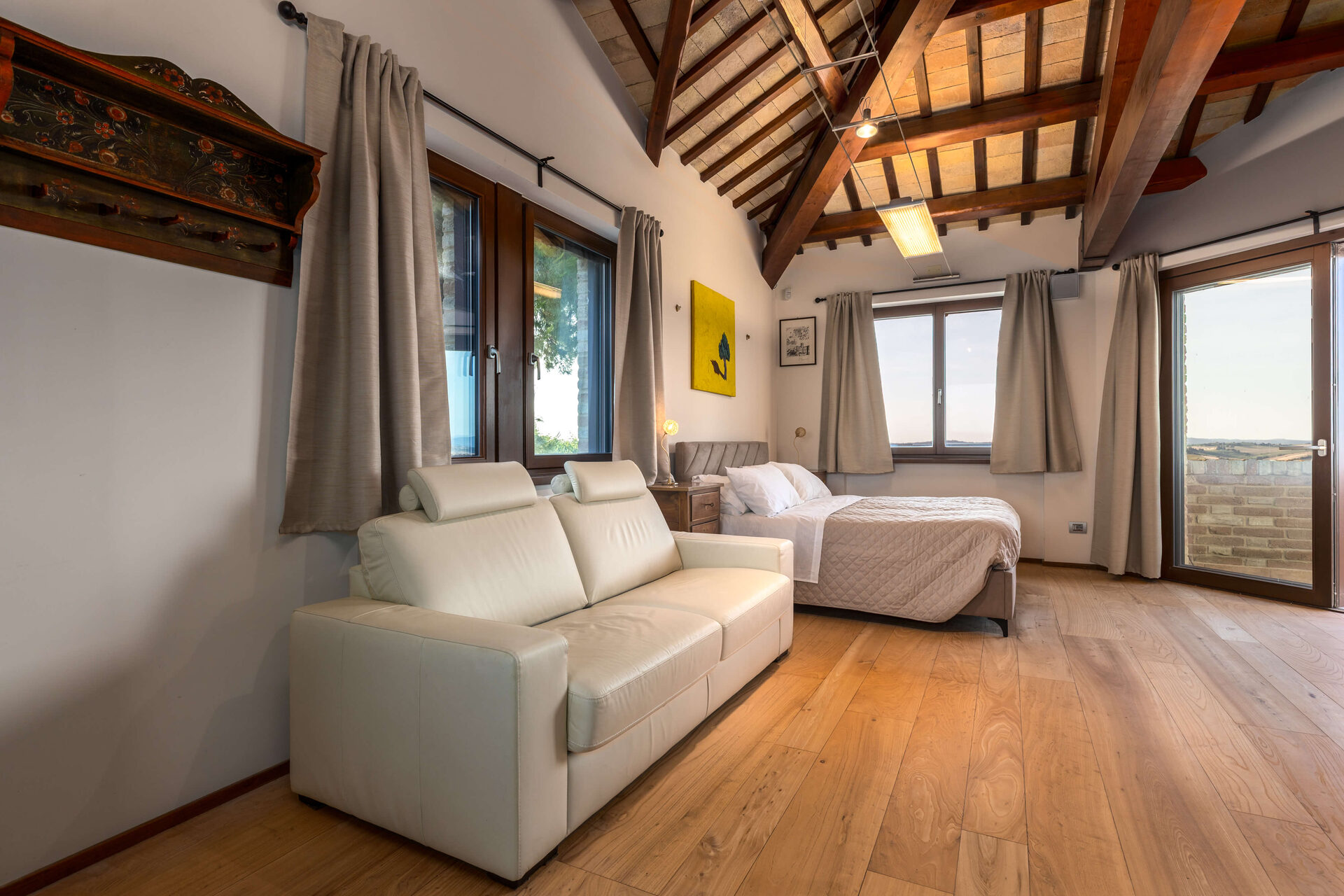 Camere - camera_divano_bianco_quadro_giallo-CAx8_D7b