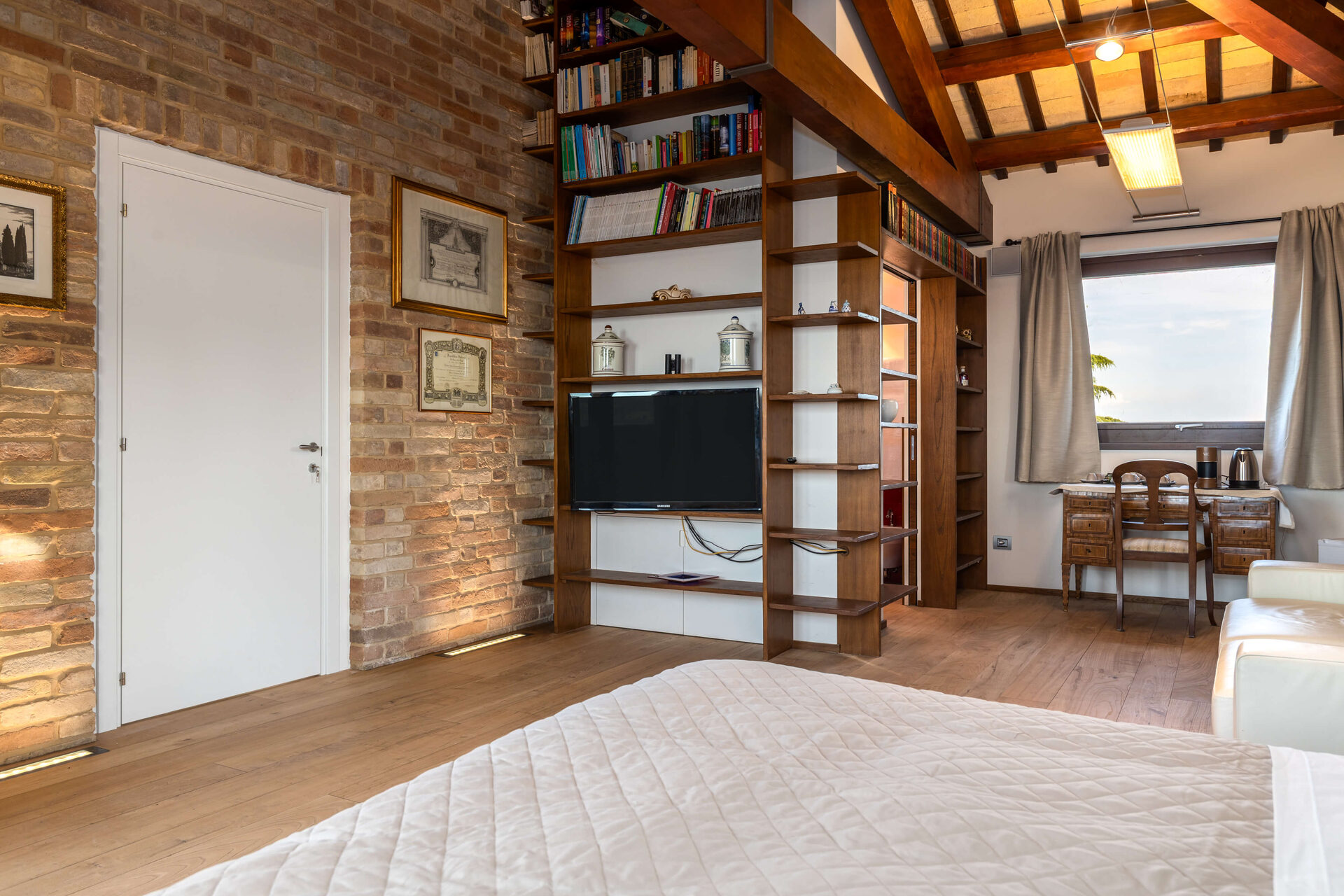 Camere - camera_libreria_tv_scrivania_vista-gUUZkHiy