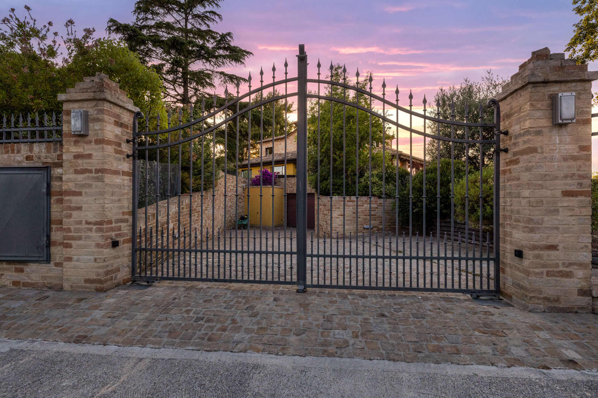 Piscina & Esterni - cancello_ingresso_tramonto-Cp9fRTCl