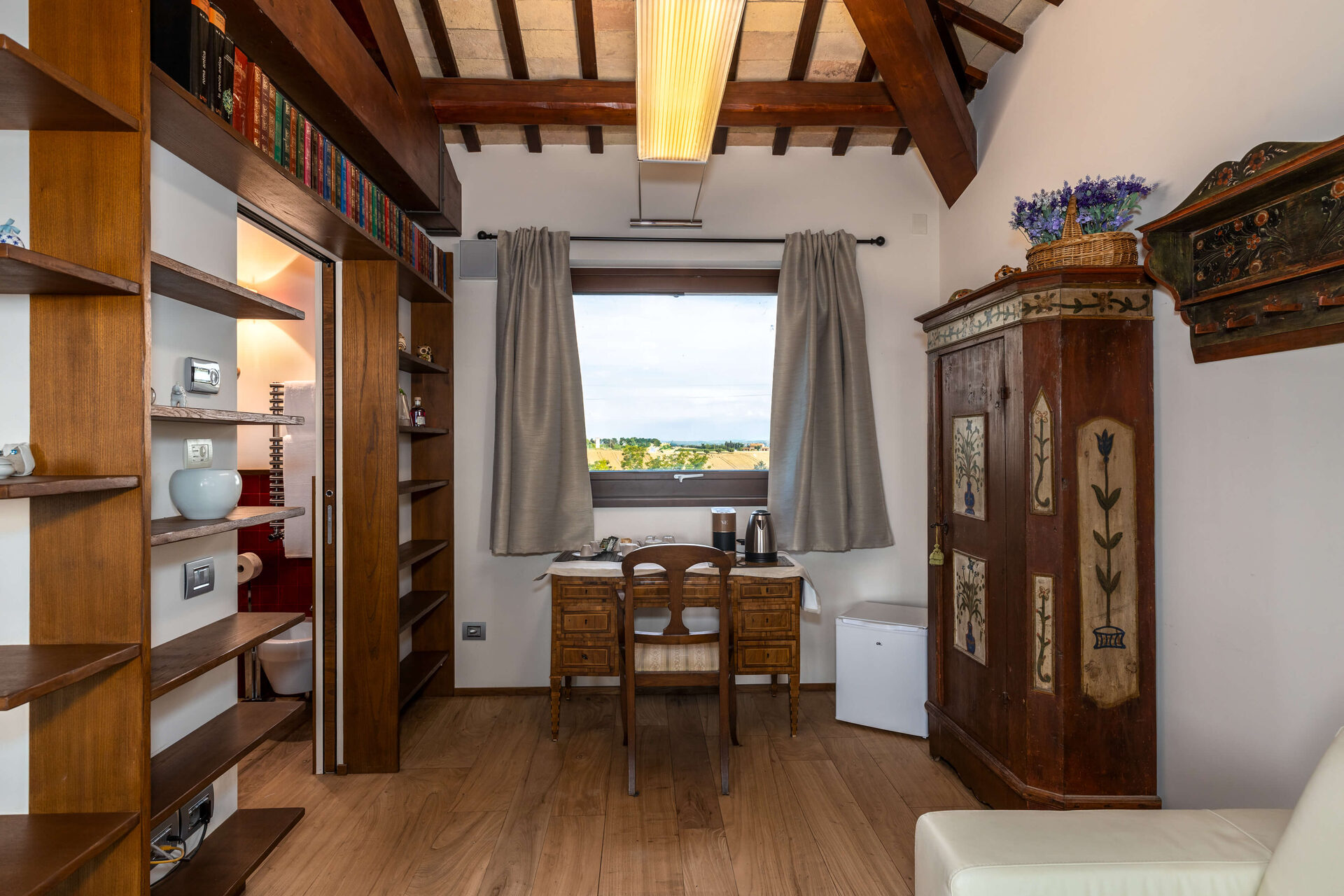 Interni - corridoio_libreria_bagno_scrivania-BwV7xHkR