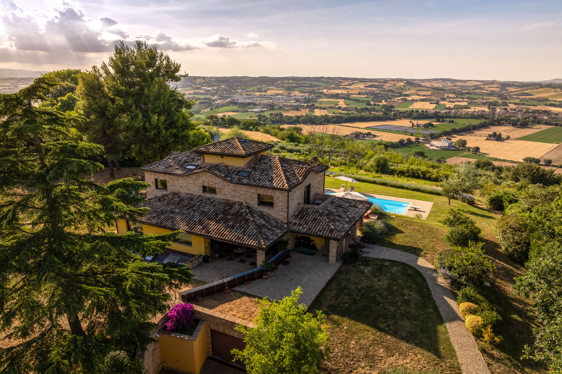 Vista Aerea - drone_villa_piscina_tramonto_01-BTsXwt1b