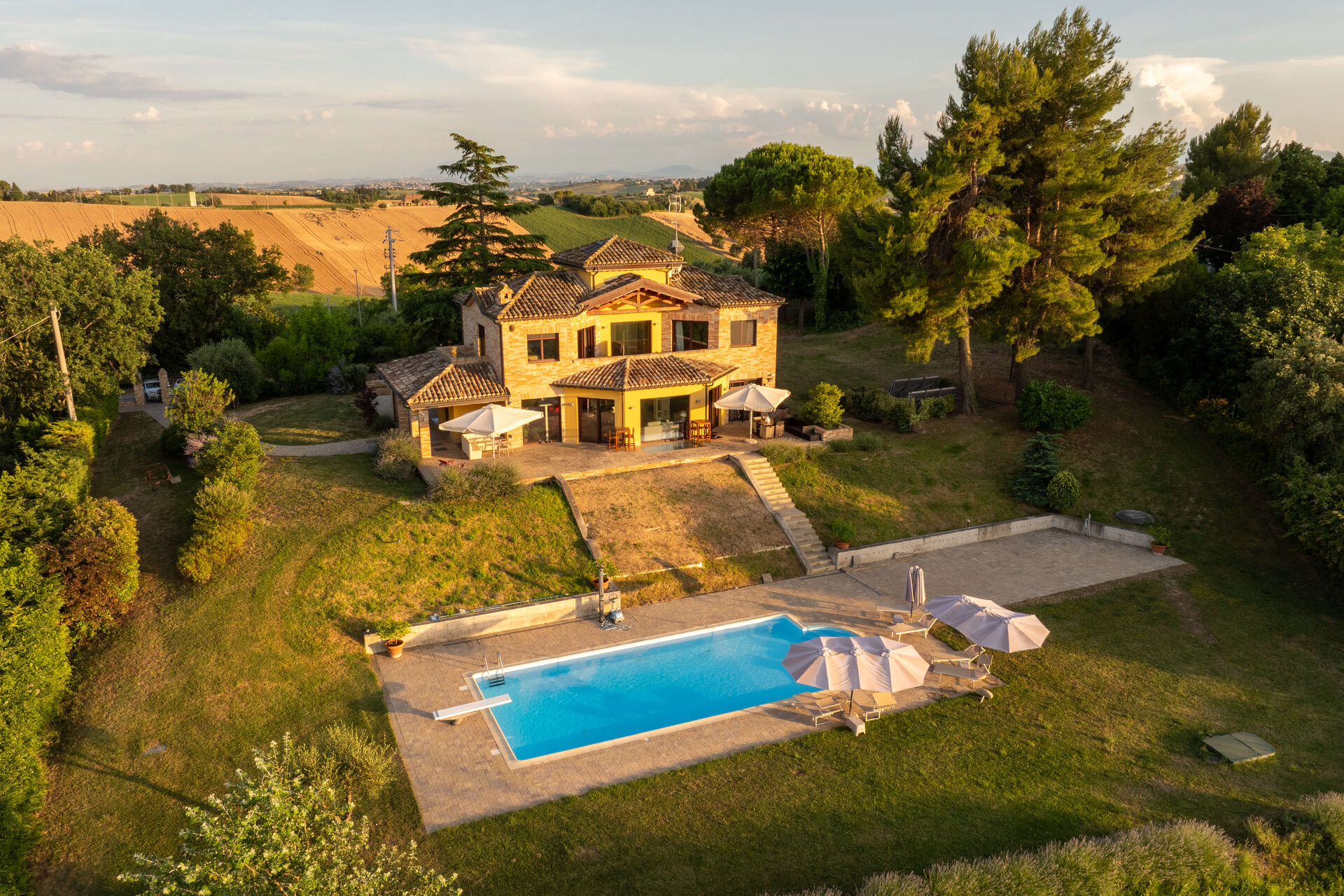 Vista Aerea - drone_villa_piscina_tramonto_02-XxihWlzo
