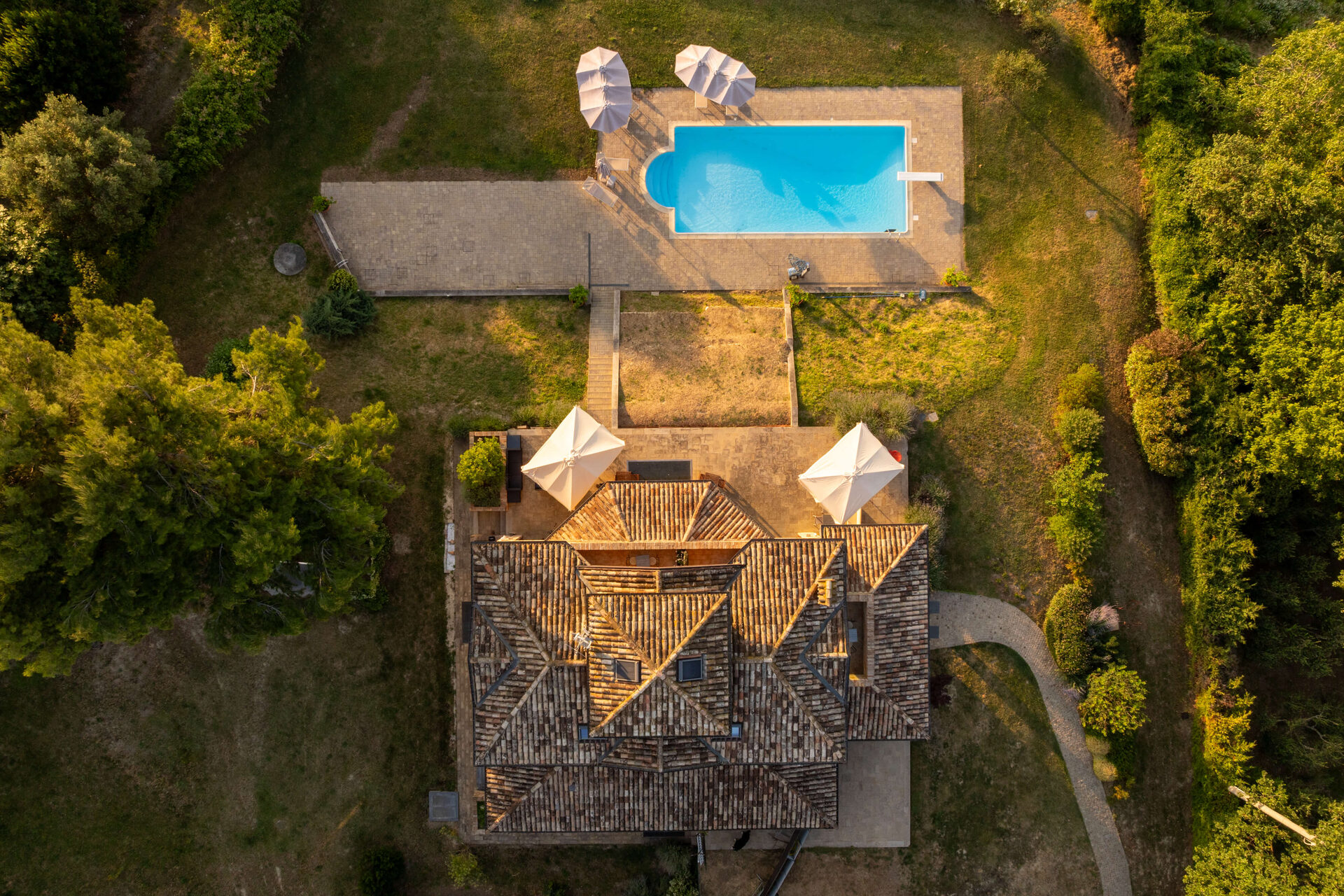 Vista Aerea - drone_vista_dallalto_piscina_vuota_accanto-BuzUS4tb
