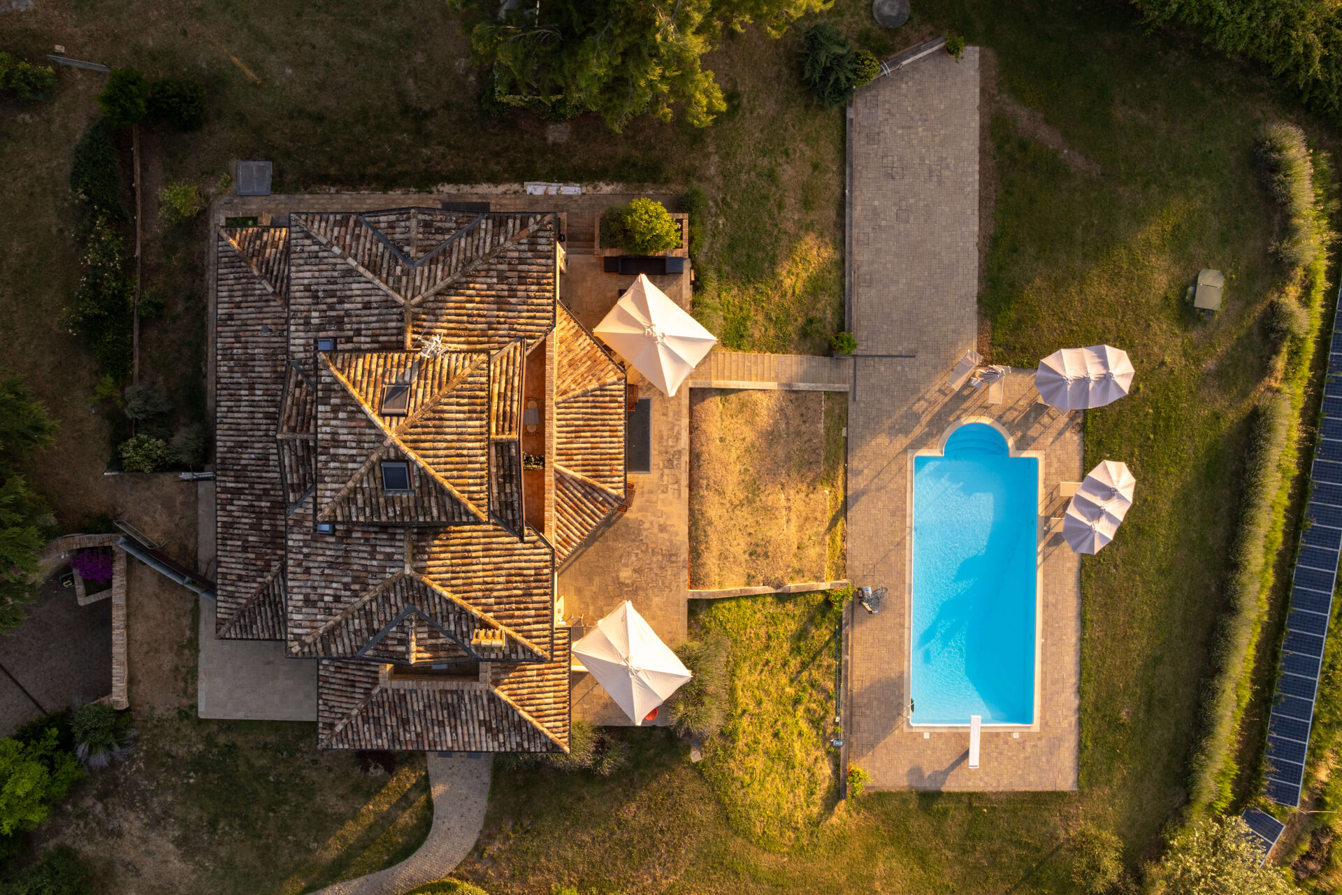 Vista Aerea - drone_vista_dallalto_tetto_piscina_01-DjX8kCdE