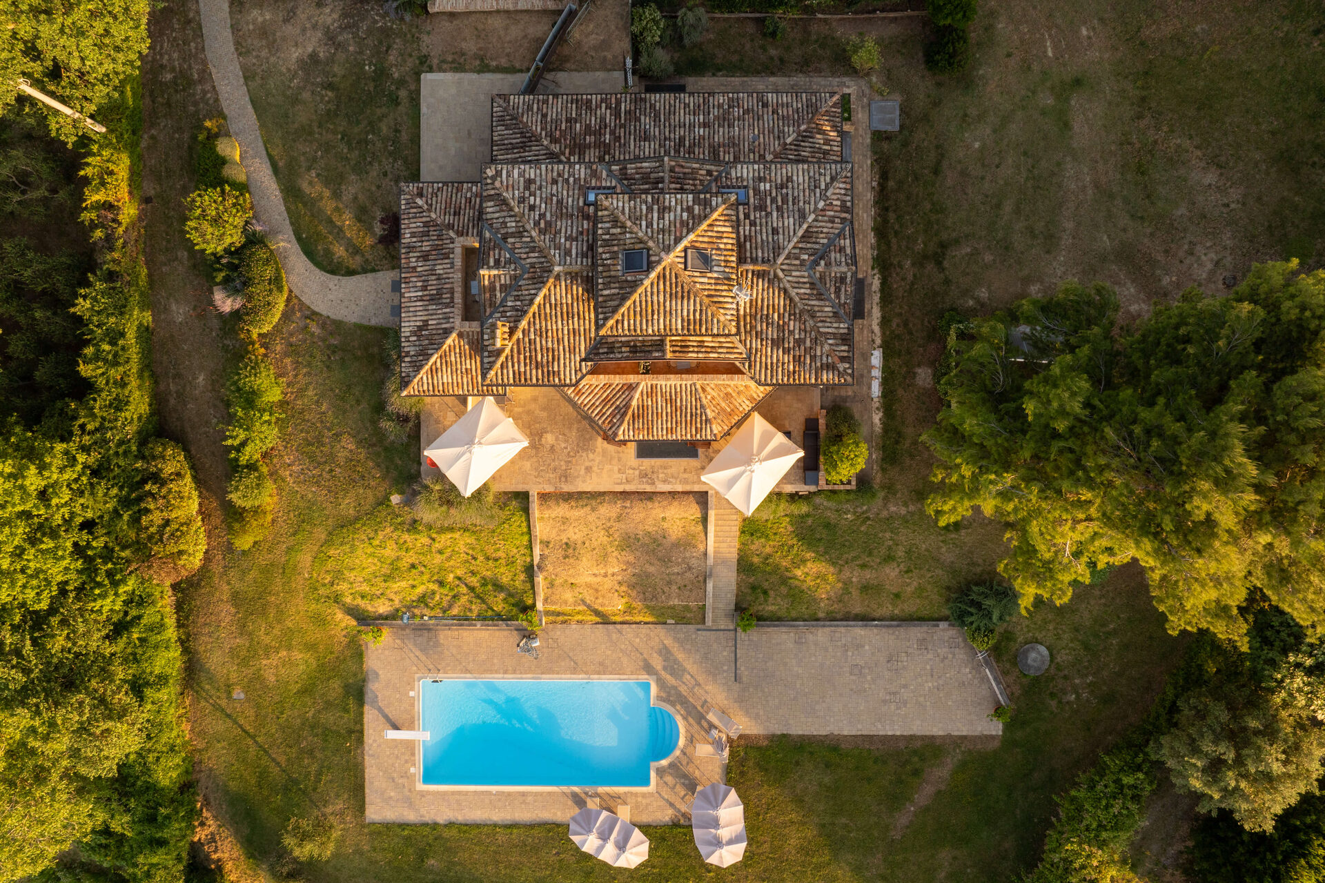 Vista Aerea - drone_vista_dallalto_tetto_piscina_02-118KzTMn