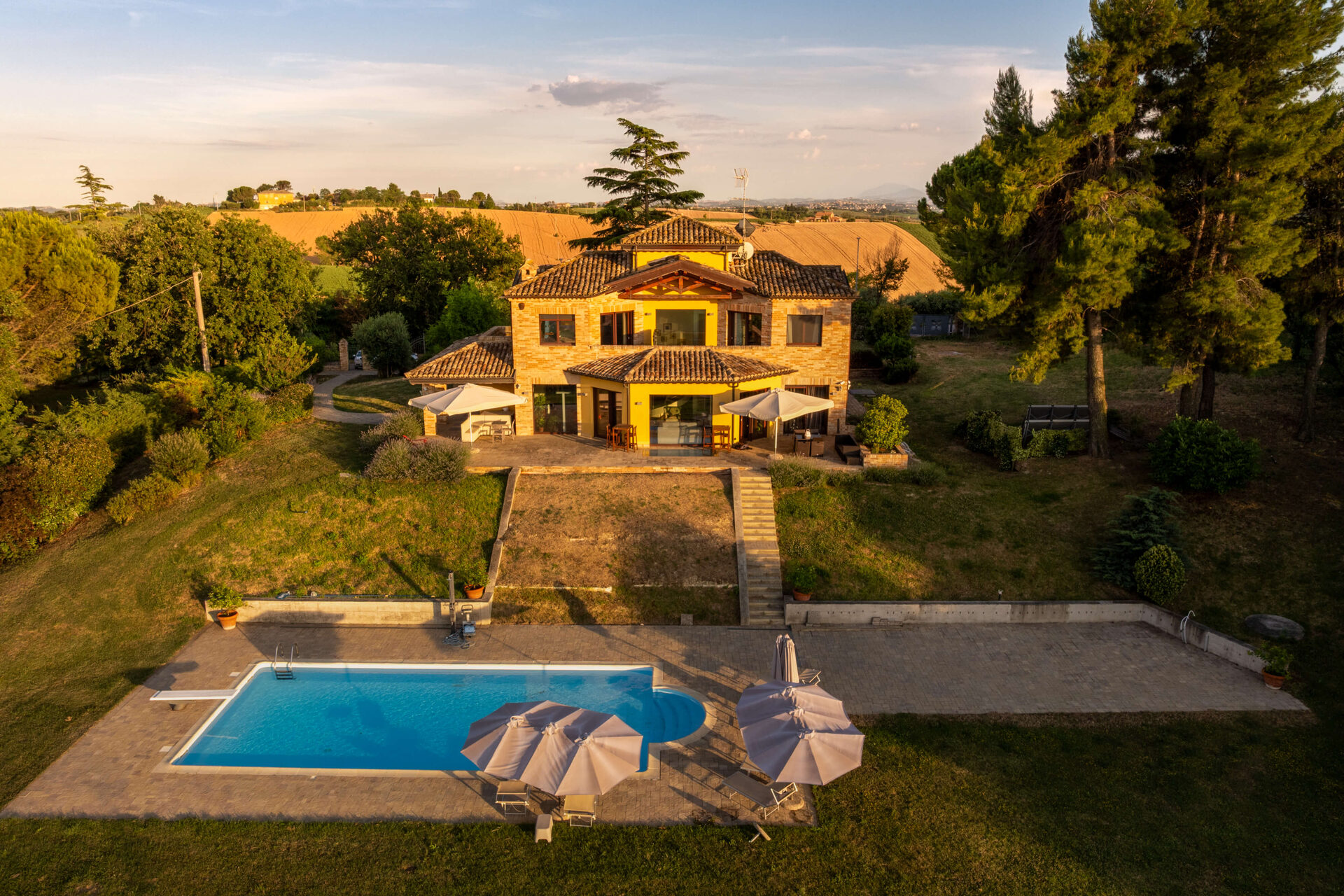 Piscina & Esterni - facciata_piscina_campi_tramonto-01k220ad