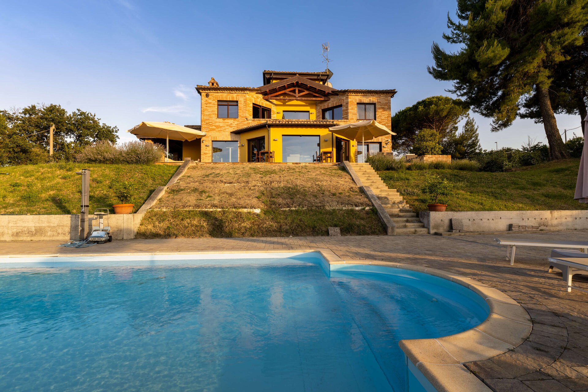 Piscina & Esterni - facciata_villa_gialla_piscina_scalinata-D3pKnV3h
