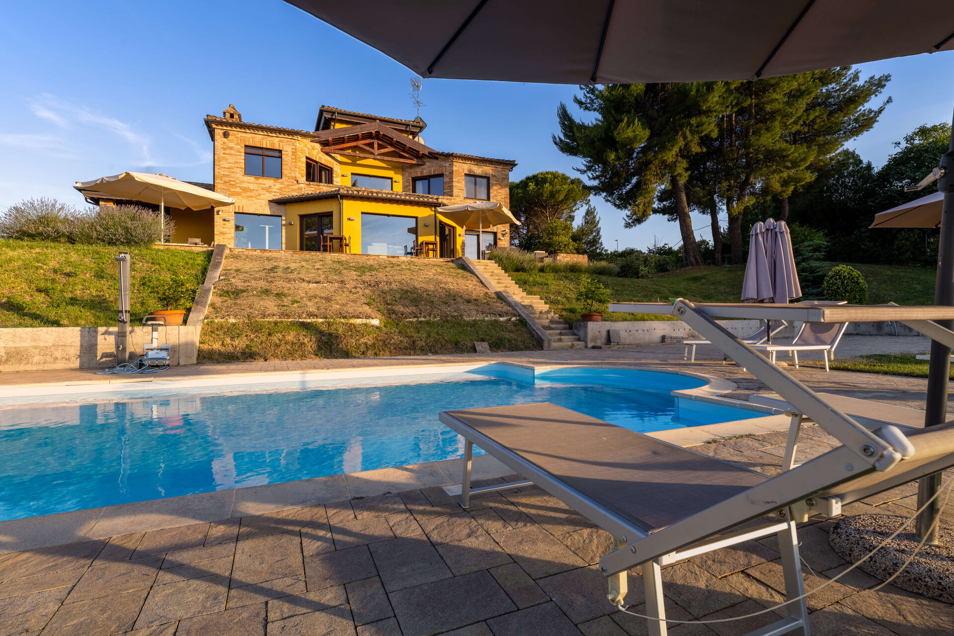 Piscina & Esterni - facciata_villa_gialla_piscina_trampolino-nTK7dVtx