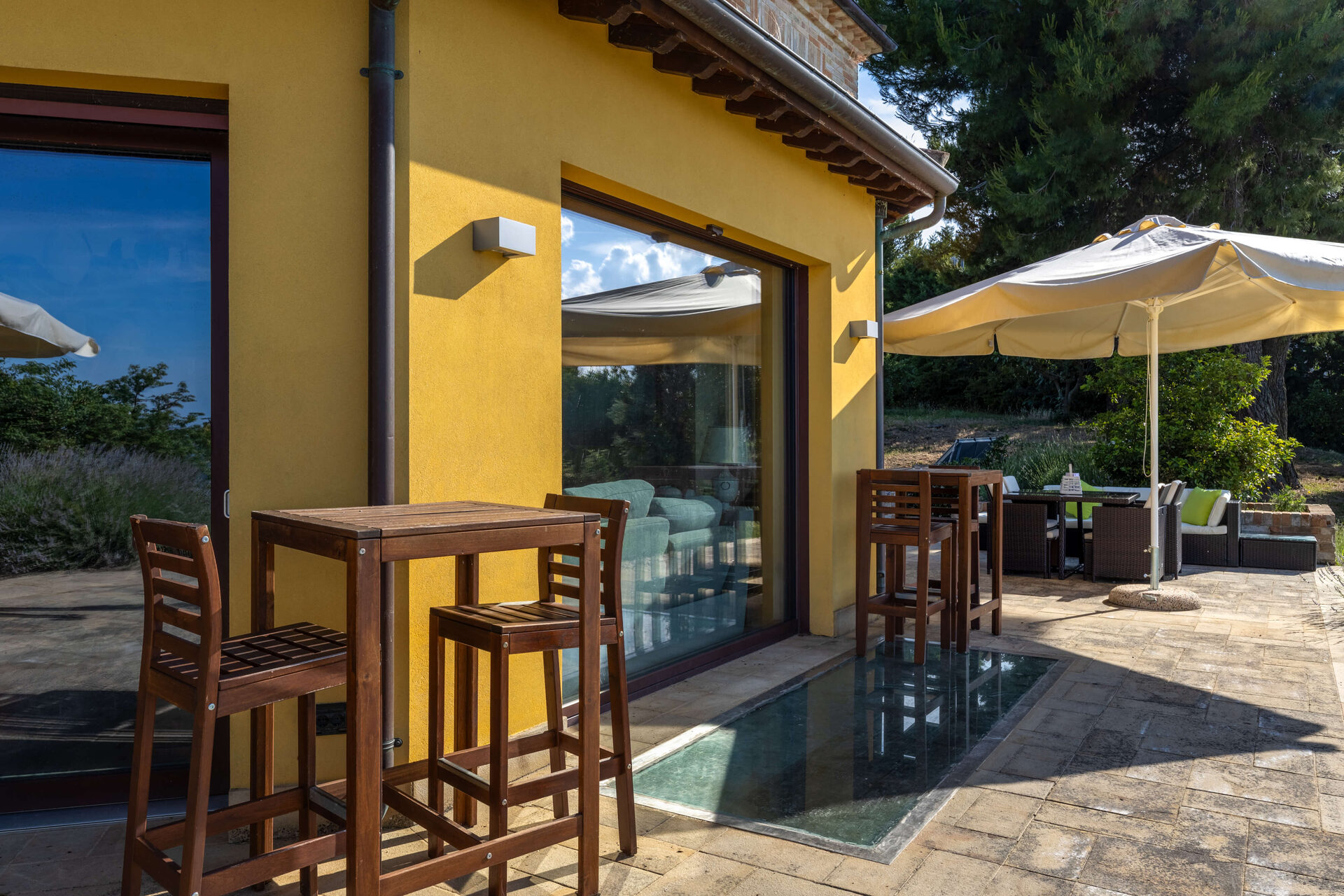 Piscina & Esterni - facciata_villa_tavolini_bar-BC31qAP6