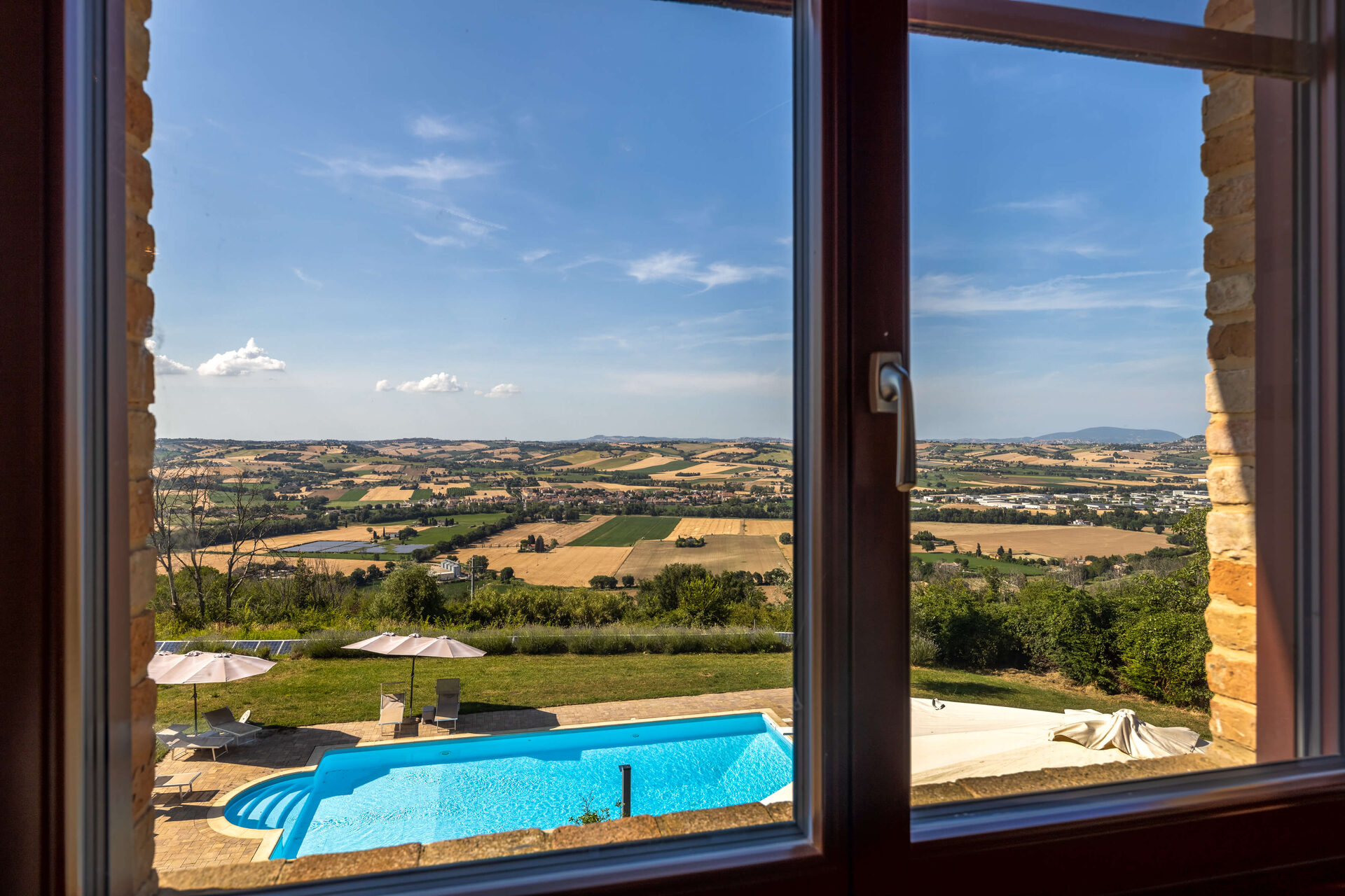 Piscina & Esterni - finestra_vista_piscina_campagna-BgijDg69