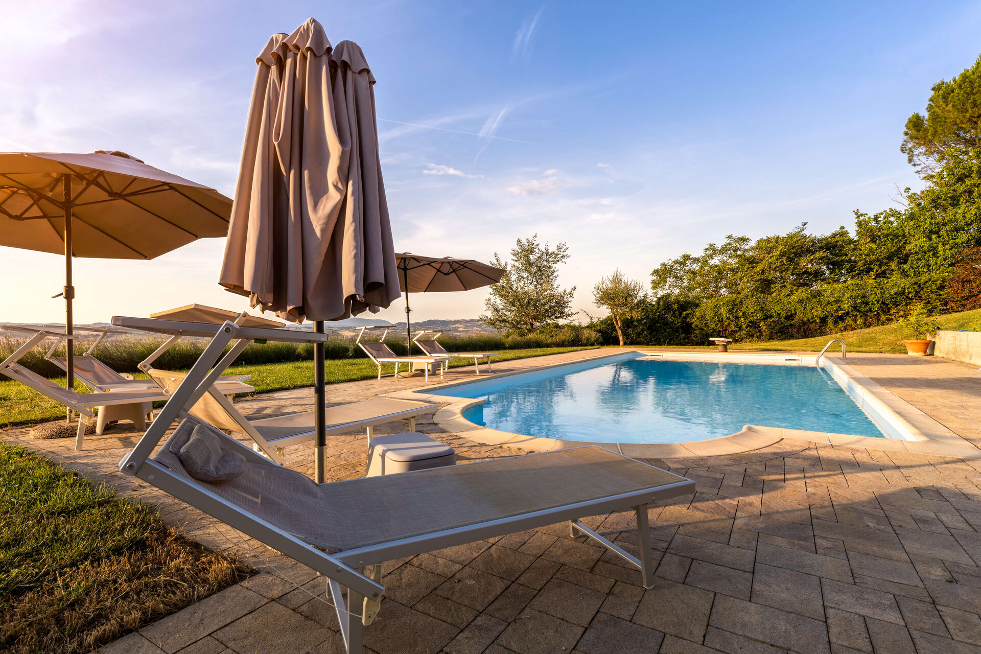 Piscina & Esterni - piscina_ombrellone_chiuso_lettini-CJXIooL2