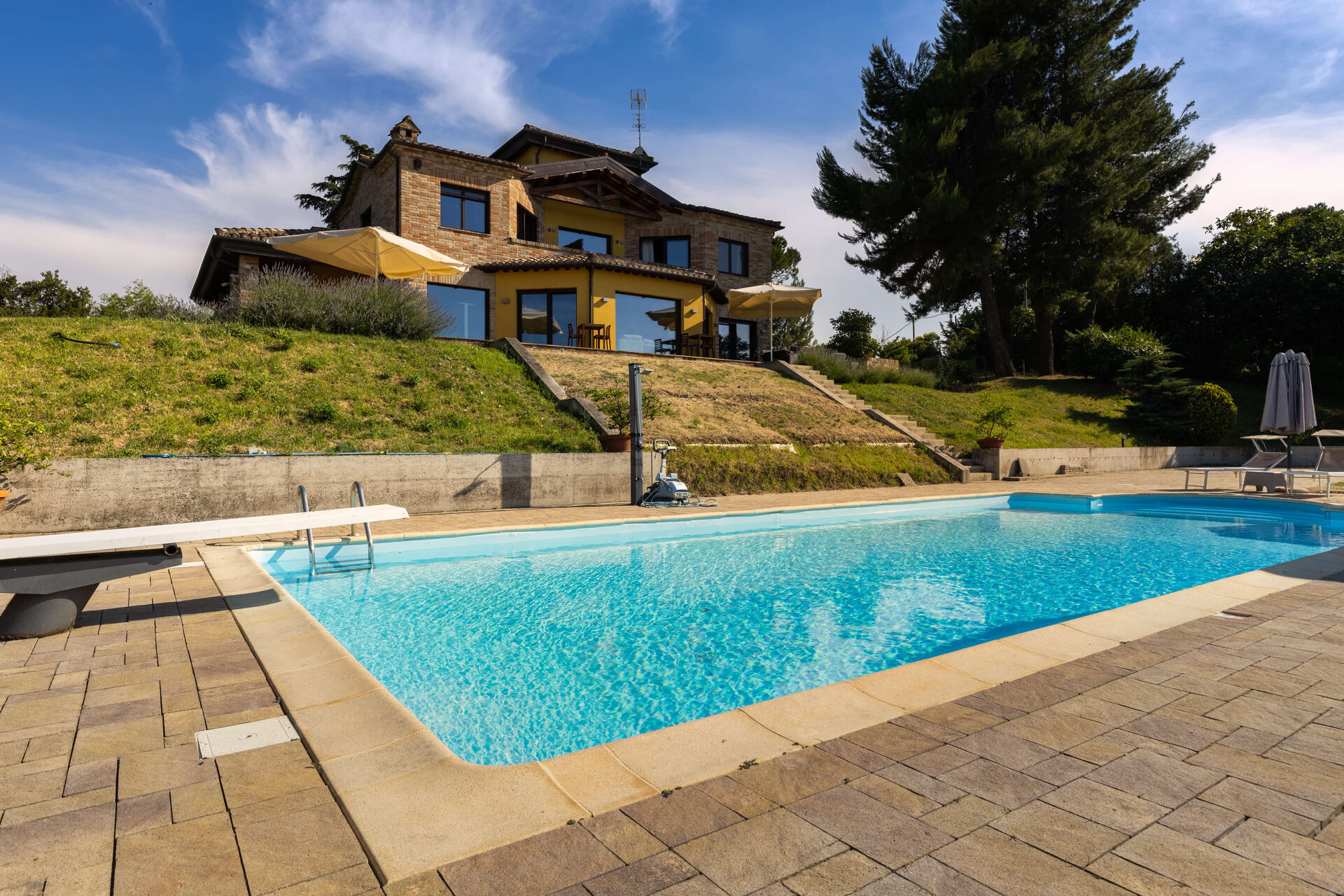 Piscina & Esterni - piscina_villa_sfondo_giorno-DEb_FFg9