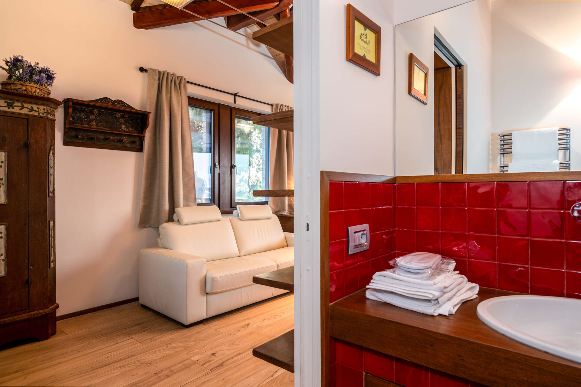 Interni - salotto_divano_corridoio_bagno_rosso-DuO77iWk