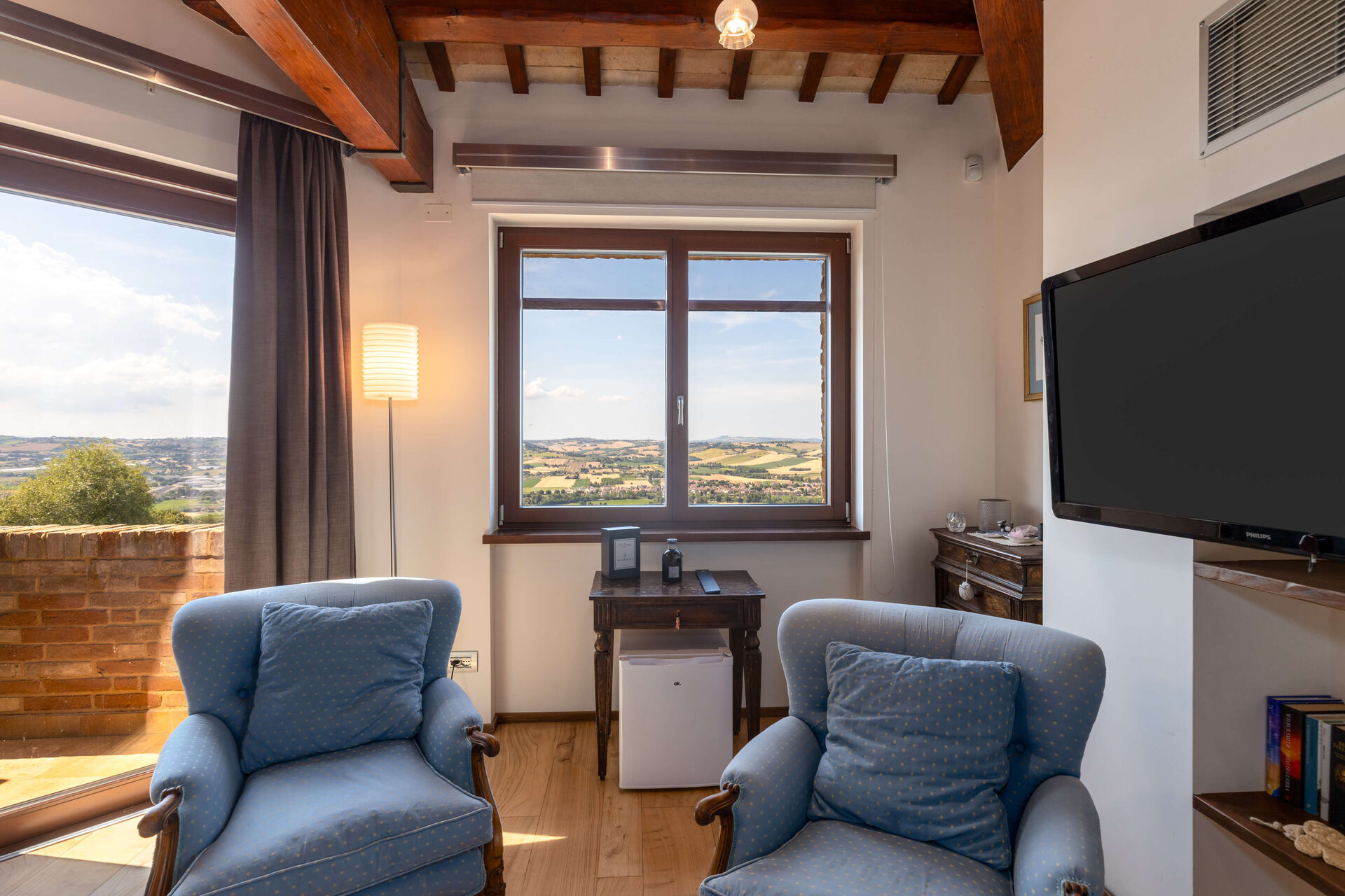 Interni - salotto_poltrone_blu_tv_dettaglio-B3C0UpEI