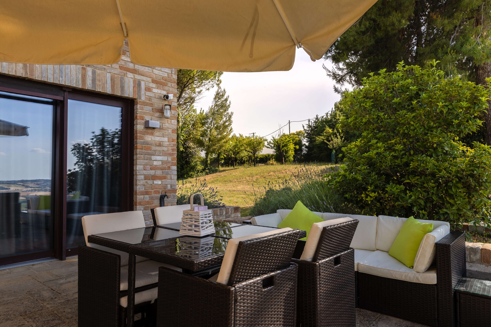 Piscina & Esterni - veranda_divano_cuscini_verdi-nu20Bgmb